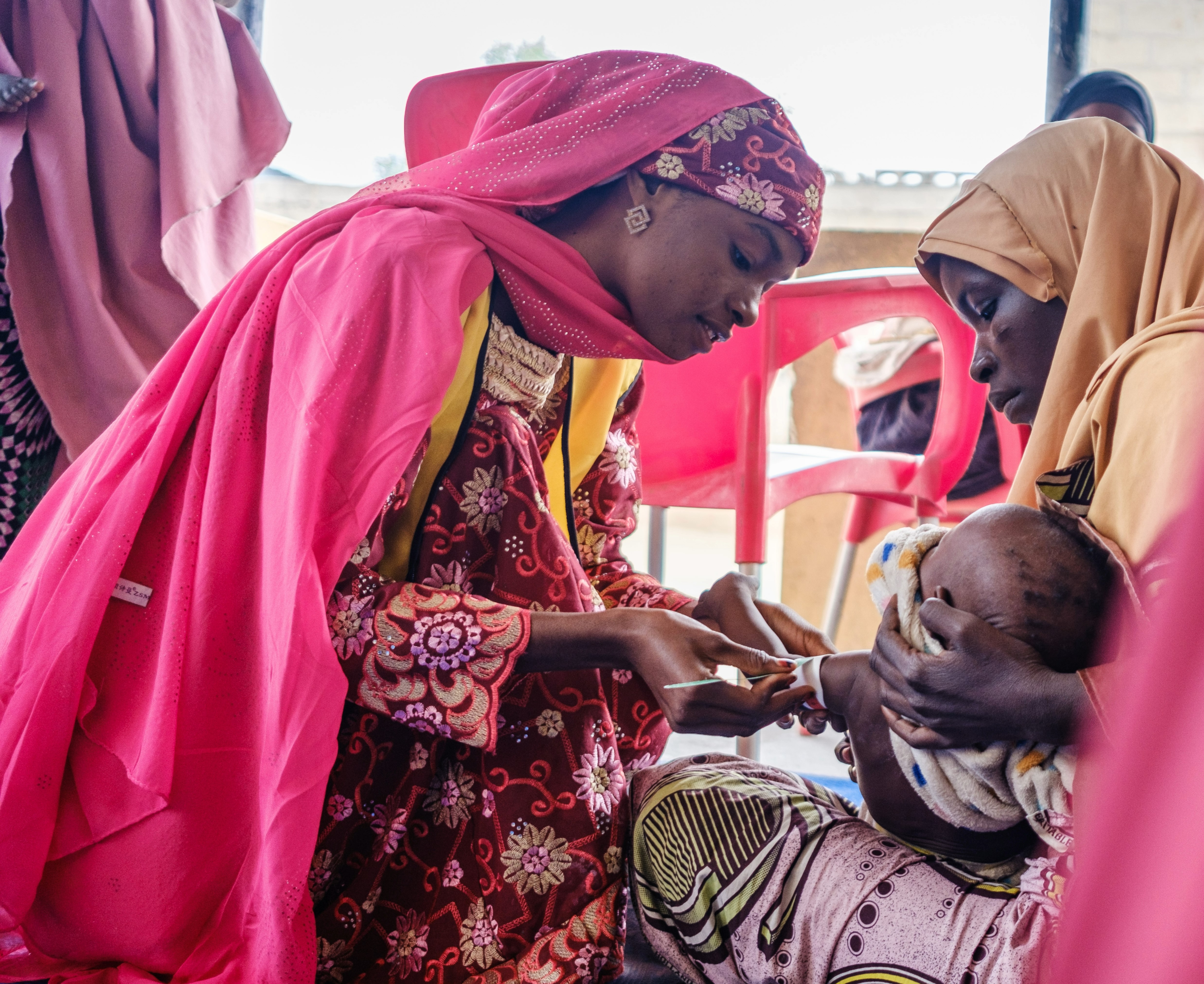 A community health worker in Nigeria uses MUAC to assess a child's nutrition