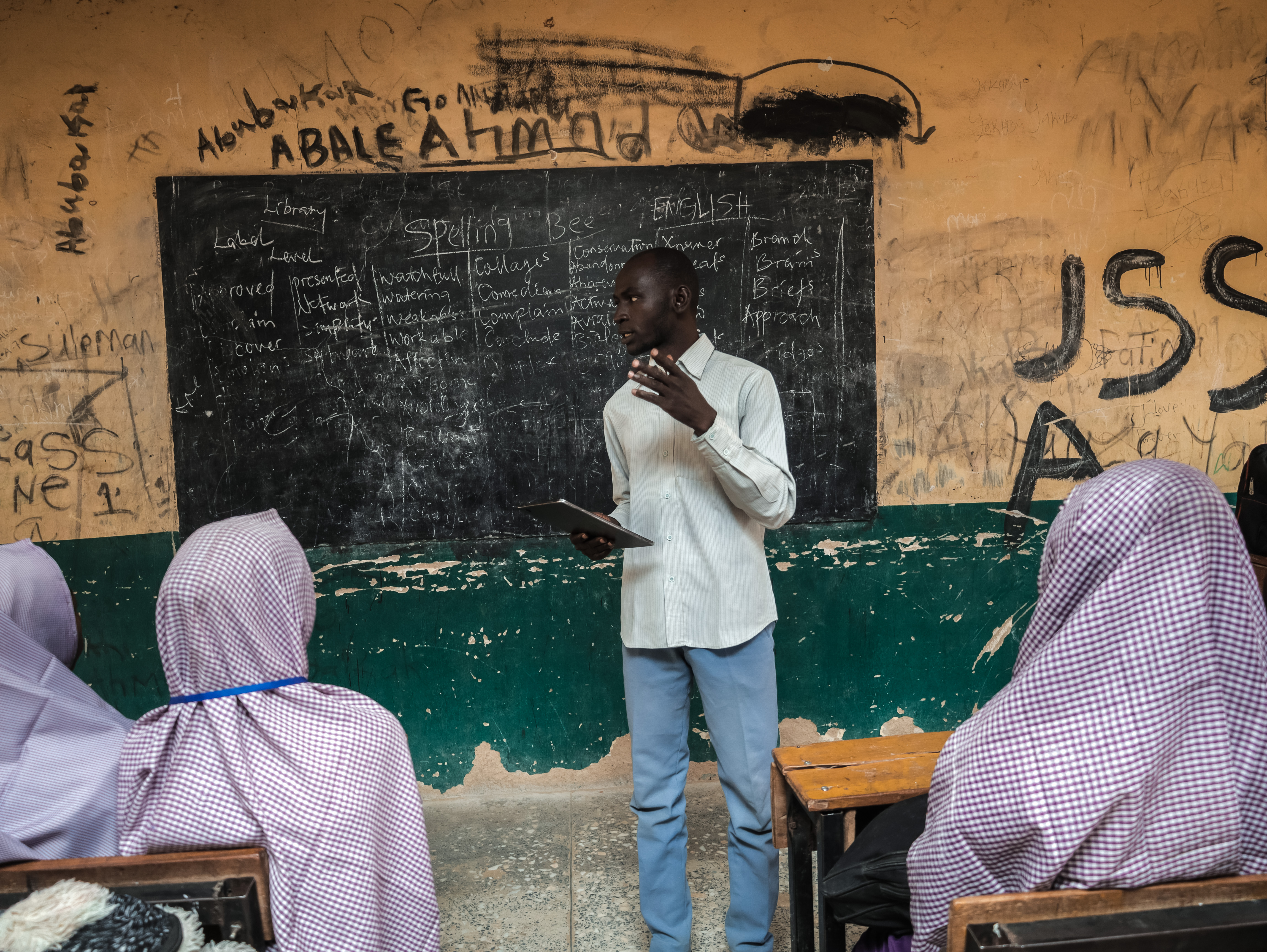 Caption: A teacher in Borno State using aprendIA with their students.
