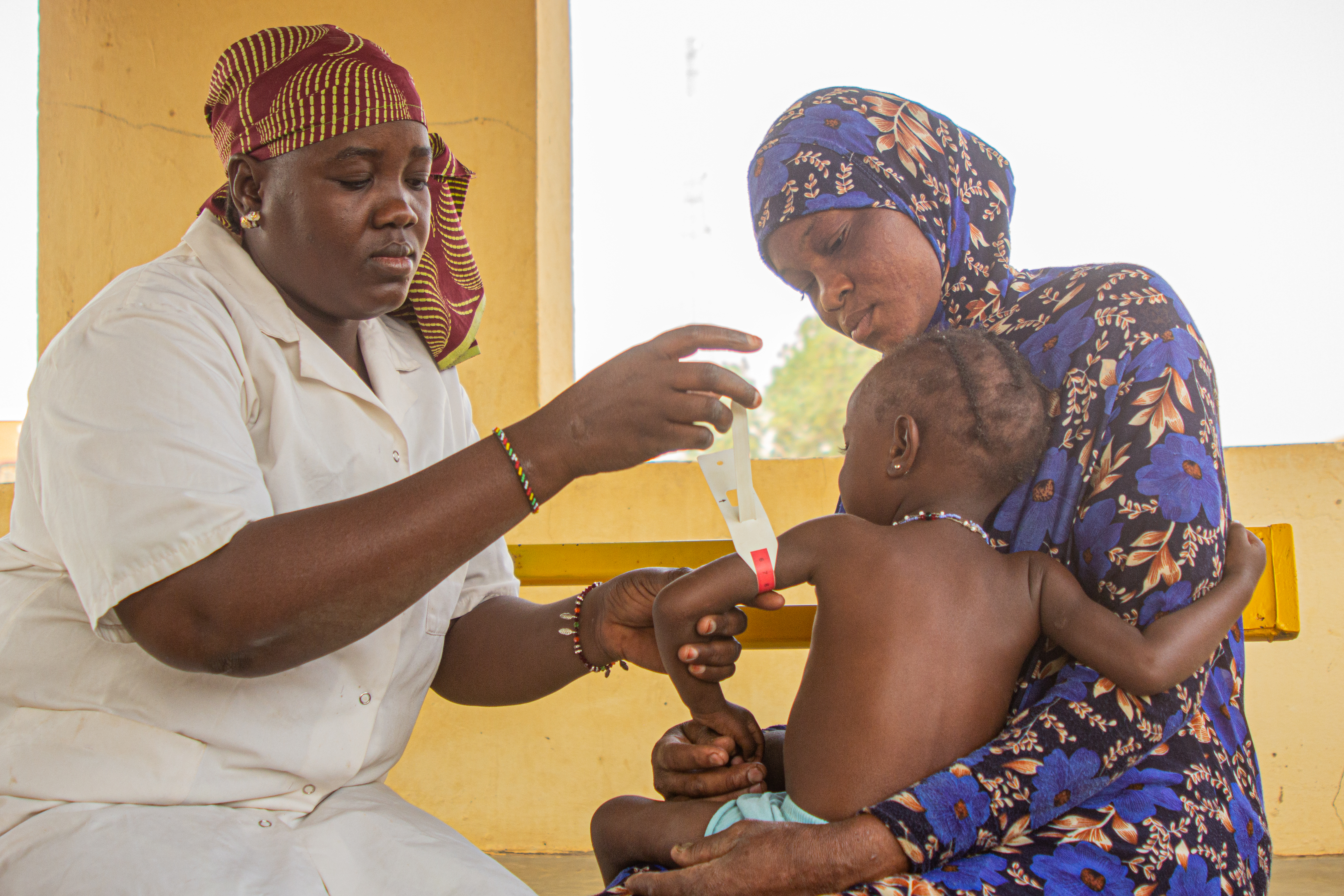A healthcare worker in Mali measures a child's MUAC